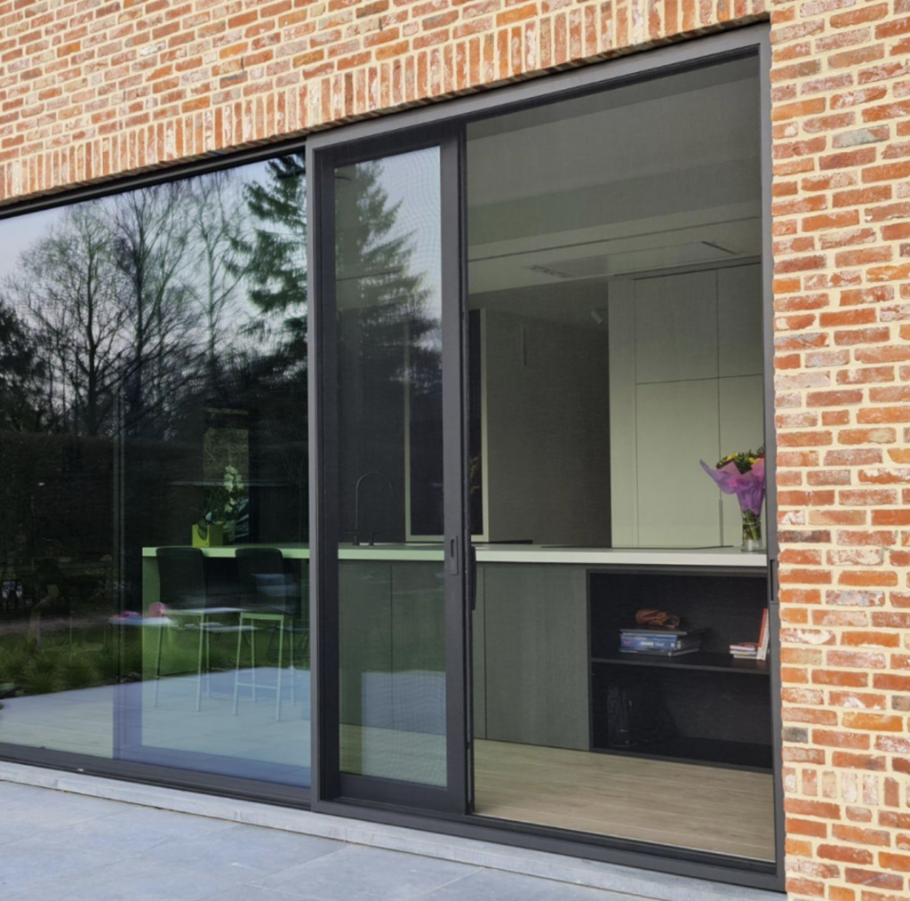 Bye bye les moustiques ! Protégez votre intérieur avec nos moustiquaires sur mesure ☀️