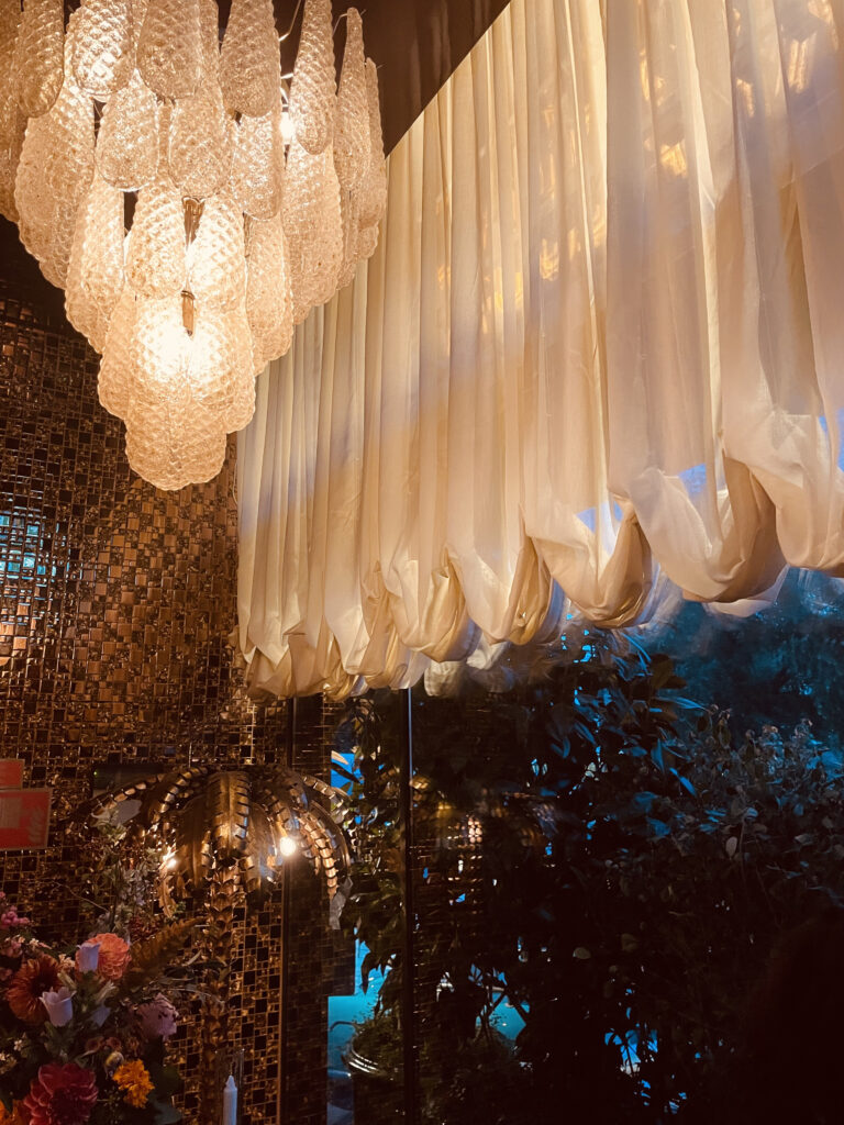 Des rideaux dans les restaurants : 5 raisons d'adopter des rideaux et stores sur mesure pour vos restaurants !