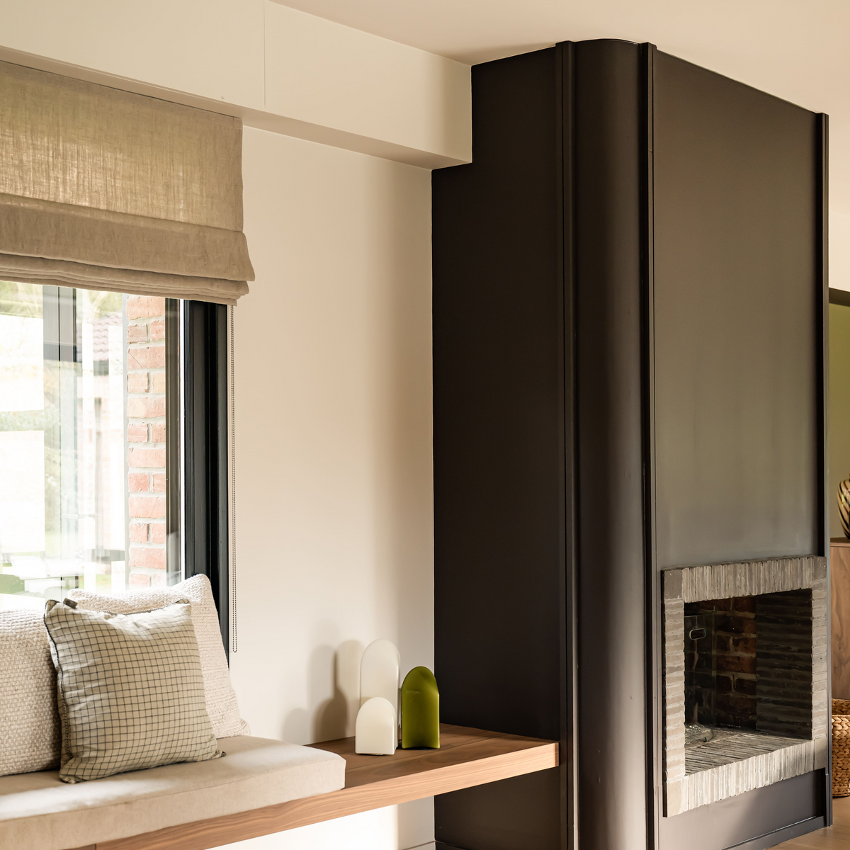 Une maison entre lumière et élégance : l’équilibre parfait entre stores et rideaux