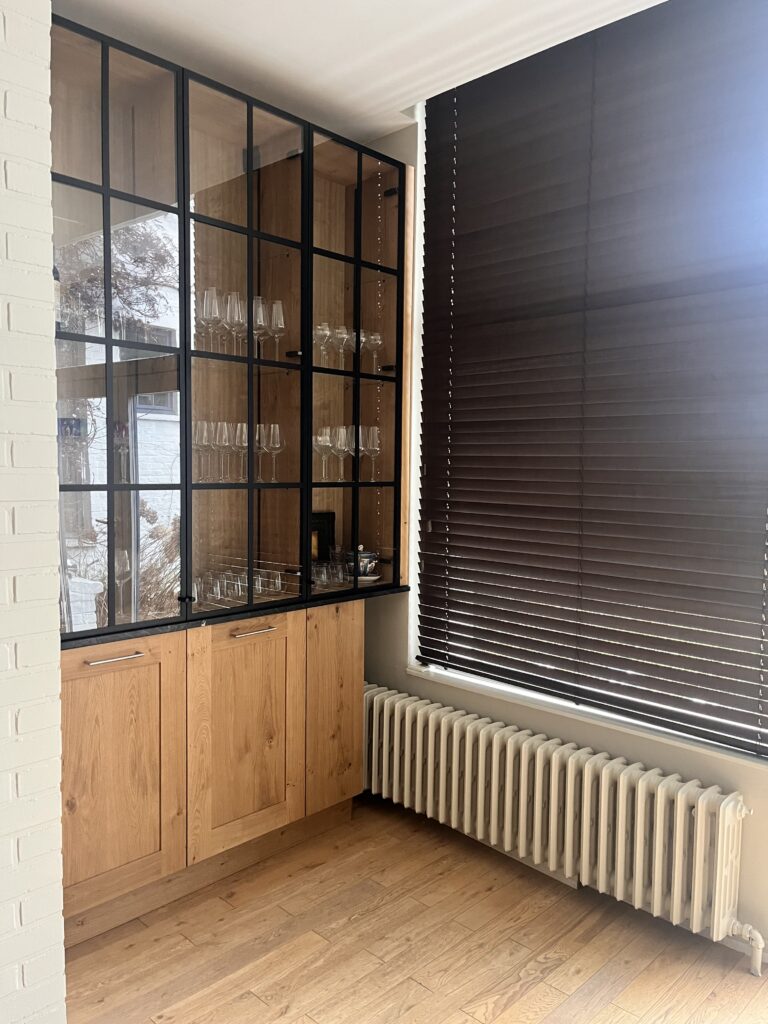 Stores vénitiens en bois : les 8 raisons d'adopter l’élégance naturelle du stores sur mesure